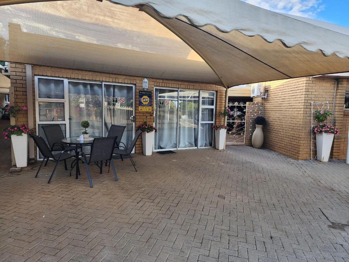 Villa Rose Cottages Bloemfontein Exterior photo