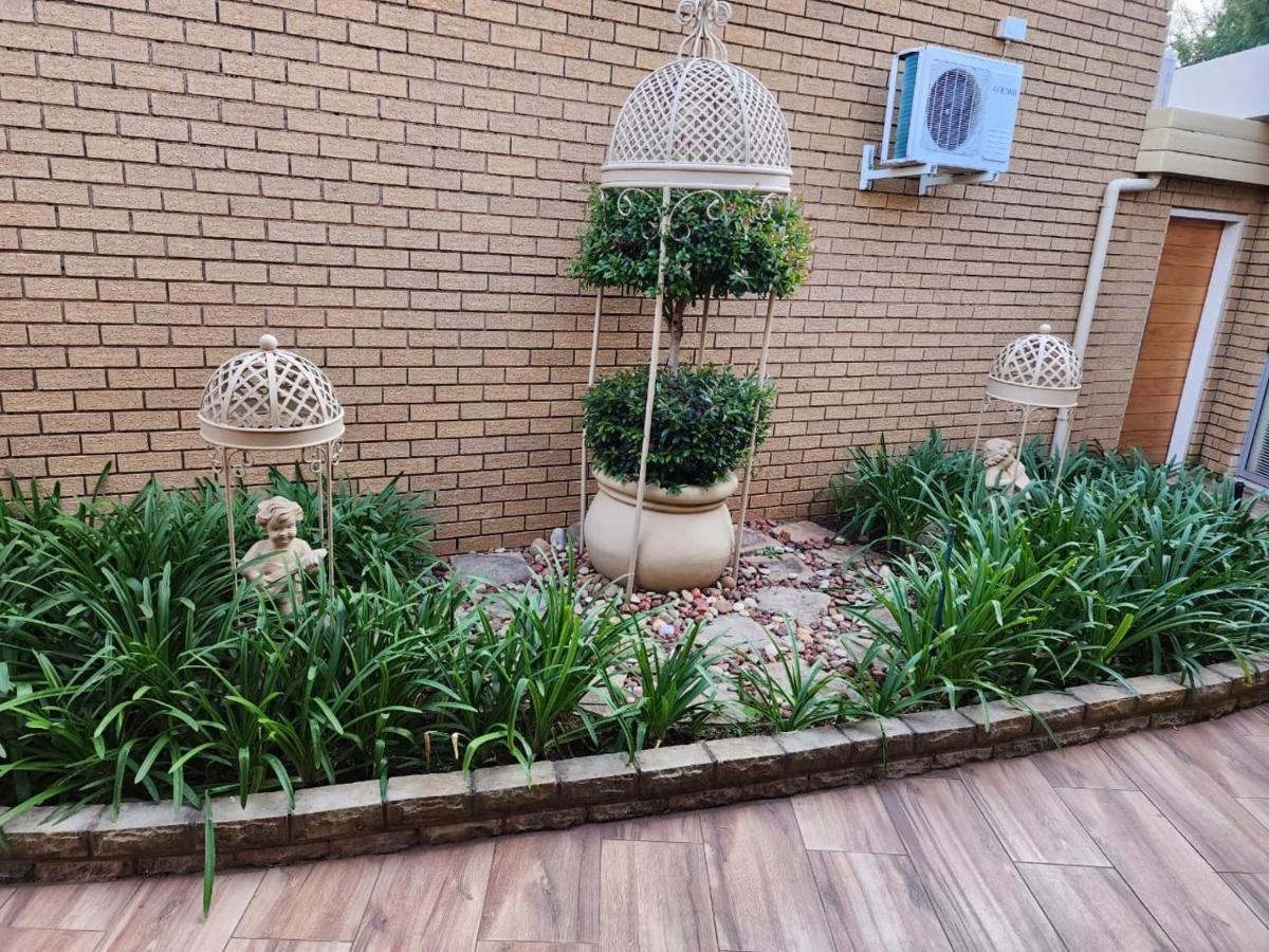 Villa Rose Cottages Bloemfontein Exterior photo