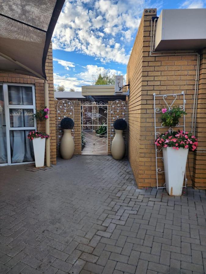 Villa Rose Cottages Bloemfontein Exterior photo